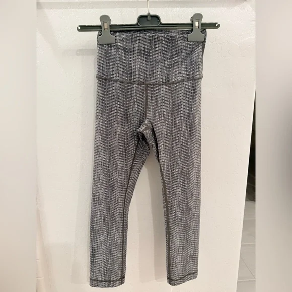 lululemon athletica Gray and White Textured Leggings - Picture 6 of 6